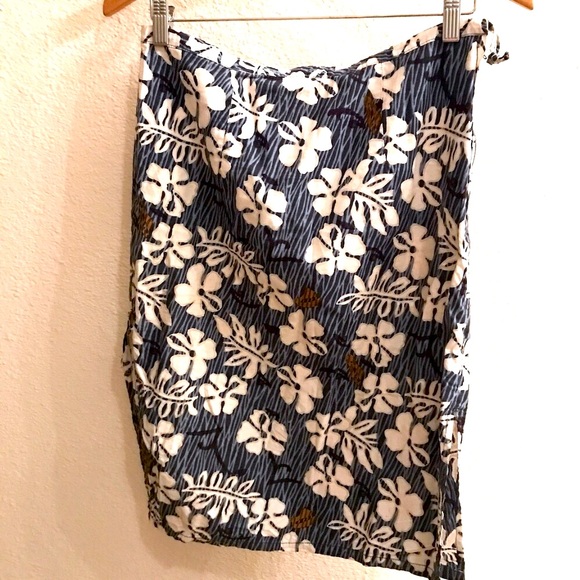 Island Skirt. Side Slits. Blue & White Hawaiian Design. Like s size 6. GUC - Picture 5 of 13